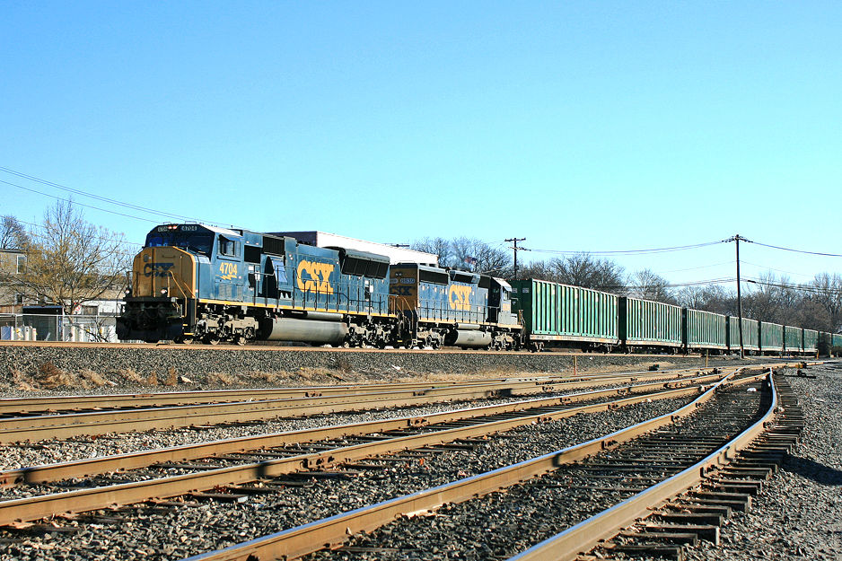 CSX 4704 on Q-702